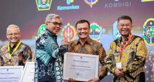Jauh Lampaui Target, Pemprov Jateng Sabet Penghargaan Program E-Learning ASN Berintegritas dari KPK Penyerahan piagam penghargaan oleh Ketua KPK RI Setyo Budiyanto kepada Gubernur Jawa Tengah Ahmad Luthfi, dalam acara Launching Nasional Program E-Learning ASN Berintegritas