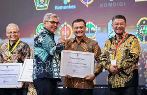 Jauh Lampaui Target, Pemprov Jateng Sabet Penghargaan Program E-Learning ASN Berintegritas dari KPK Penyerahan piagam penghargaan oleh Ketua KPK RI Setyo Budiyanto kepada Gubernur Jawa Tengah Ahmad Luthfi, dalam acara Launching Nasional Program E-Learning ASN Berintegritas