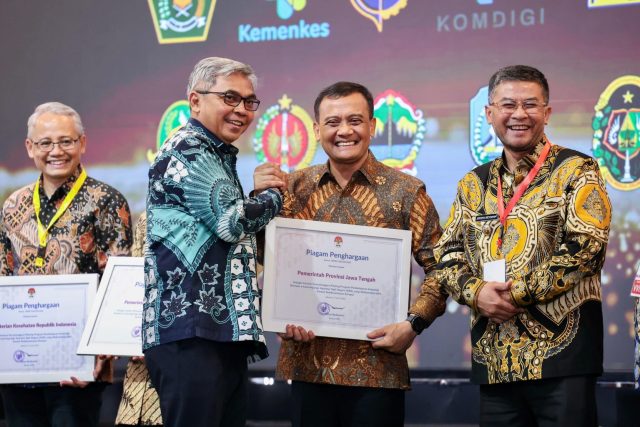 Gubernur Jawa Tengah Ahmad Luthfi saat menerima piagam penghargaan dalam acara Launching Nasional Program E-Learning ASN Berintegritas, di Kantor Lembaga Administrasi Negara RI Penyerahan piagam penghargaan oleh Ketua KPK RI Setyo Budiyanto kepada Gubernur Jawa Tengah Ahmad Luthfi, dalam acara Launching Nasional Program E-Learning ASN Berintegritas