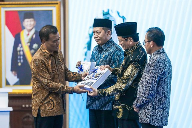 Gubernur Jawa tengah saat menghadiri peluncuran Program Insersi Pendidikan Perkoperasian Gubernur Jawa tengah saat menghadiri peluncuran Program Insersi Pendidikan Perkoperasian
