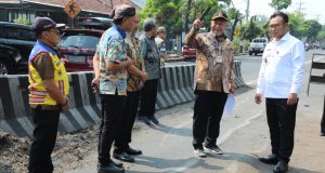 Jalan Rusak Menahun di Sragen Segera Mulus, Pemprov Jateng Tambah Anggaran Kepala Dinas Pekerjaan Umum dan Penataan Ruang (DPUPR) Jawa Tengah Henggar Budi Anggoro bersama Bupati Sragen, Sigit Pamungkas, meninjau langsung kondisi Jalan Sukowati dan ruas Galeh-Ngrampal