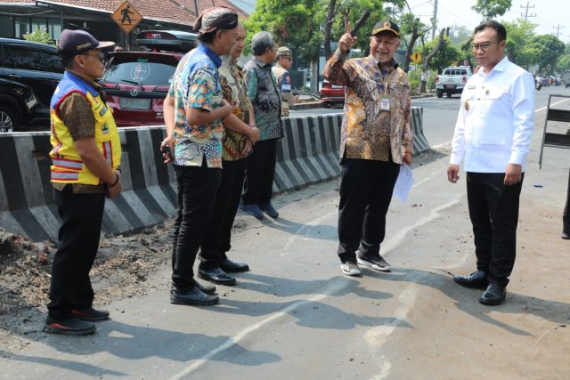 Kepala Dinas Pekerjaan Umum dan Penataan Ruang (DPUPR) Jawa Tengah Henggar Budi Anggoro bersama Bupati Sragen, Sigit Pamungkas, meninjau langsung kondisi Jalan Sukowati dan ruas Galeh-Ngrampal Kepala Dinas Pekerjaan Umum dan Penataan Ruang (DPUPR) Jawa Tengah Henggar Budi Anggoro bersama Bupati Sragen, Sigit Pamungkas, meninjau langsung kondisi Jalan Sukowati dan ruas Galeh-Ngrampal