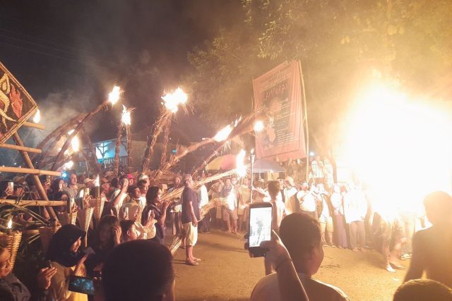 Warga Dukuh Sumber, Desa Soneyan, Kecamatan Margoyoso, Kabupaten Pati melaksanakan Pawai Obor Wiwitan yang menjadi pembuka seluruh agenda tradisi LamporanPawai Obor Wiwitan yang menjadi pembuka seluruh agenda tradisi Lamporan digelar di Dukuh Sumber Desa Soneyan, Kecamatan margoyoso Pawai Obor Wiwitan yang menjadi pembuka seluruh agenda tradisi Lamporan digelar di Dukuh Sumber Desa Soneyan, Kecamatan margoyoso