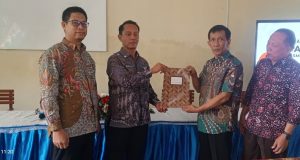 Sertijab Kepala SMK Nasional Pati, Drs. Santoso Resmi Lanjutkan Tongkat Estafet Kepemimpinan Serah terima jabatan yang berlangsung di Ruang Meeting SMK Nasional Pati, Kamis (9/7/2026)
