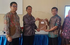 Sertijab Kepala SMK Nasional Pati, Drs. Santoso Resmi Lanjutkan Tongkat Estafet Kepemimpinan Serah terima jabatan yang berlangsung di Ruang Meeting SMK Nasional Pati, Kamis (9/7/2026)