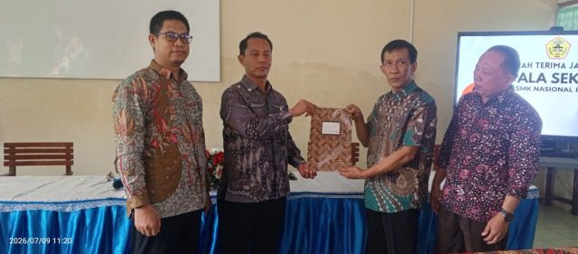 Serah terima jabatan yang berlangsung di Ruang Meeting SMK Nasional Pati, Kamis (9/7/2026)