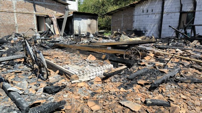 Tinjau Lokasi Kebakaran di Desa Sumberagung, Bupati Kendal Ingatkan Warga Jaga Keamanan Listrik