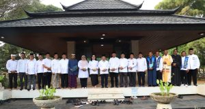 Jelang HUT Kemerdekaan, Jajaran Kemenag Ziarah ke Makam Proklamator Bung Hatta Jajaran Kemenag berziarah ke Makam Proklamator RI, Mohammad Hatta (Bung Hatta)