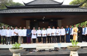 Jelang HUT Kemerdekaan, Jajaran Kemenag Ziarah ke Makam Proklamator Bung Hatta Jajaran Kemenag berziarah ke Makam Proklamator RI, Mohammad Hatta (Bung Hatta)