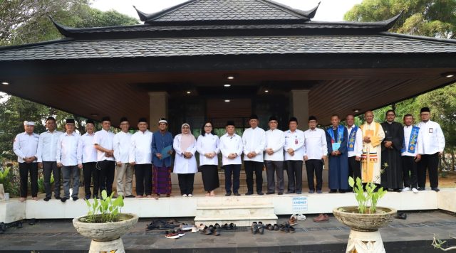 Jajaran Kemenag berziarah ke Makam Proklamator RI, Mohammad Hatta (Bung Hatta) Jajaran Kemenag berziarah ke Makam Proklamator RI, Mohammad Hatta (Bung Hatta)