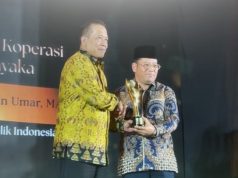 Menteri Agama Mendapat Koperasi Awards 2026 Mewakili Menag Nasaruddin Umar, Sekjen Kemenag Kamaruddin Amin menerima Koperasi Award 2026