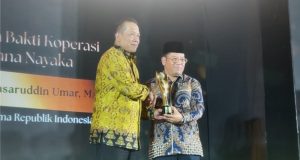 Menteri Agama Mendapat Koperasi Awards 2026 Mewakili Menag Nasaruddin Umar, Sekjen Kemenag Kamaruddin Amin menerima Koperasi Award 2026