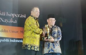 Menteri Agama Mendapat Koperasi Awards 2026 Mewakili Menag Nasaruddin Umar, Sekjen Kemenag Kamaruddin Amin menerima Koperasi Award 2026