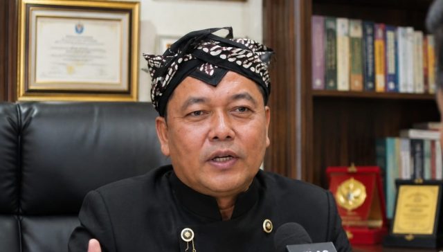 Ali Badrudin Ketua DPRD Kabupaten Pati saat diwawancarai awak media Ali Badrudin Ketua DPRD Kabupaten Pati saat diwawancarai awak media
