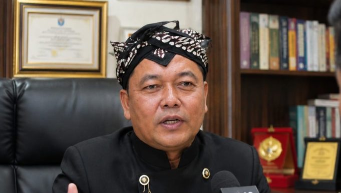 Ketua DPRD Pati Ajak Masyarakat Jadikan Momentum Hari Jadi Pati untuk Perkuat Persatuan Ali Badrudin Ketua DPRD Kabupaten Pati saat diwawancarai awak media
