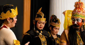 Ikut Tampil Menjadi Wayang Orang, Bu Ning Soroti Pentingnya Regenerasi Budaya Wakil Ketua Komisi D DPRD Kabupaten Pati, Endah Sri Wahyuningati tampil dalam pagelaran wayang orang bertajuk “Ampak-Ampak Ngalengko” dalam rangka memperingati Hari Jadi Pati ke-703