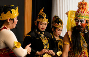 Ikut Tampil Menjadi Wayang Orang, Bu Ning Soroti Pentingnya Regenerasi Budaya Wakil Ketua Komisi D DPRD Kabupaten Pati, Endah Sri Wahyuningati tampil dalam pagelaran wayang orang bertajuk “Ampak-Ampak Ngalengko” dalam rangka memperingati Hari Jadi Pati ke-703