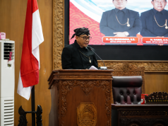 Kado Hari Jadi ke-703, Chandra Bawa Penghargaan untuk Kabupaten Pati Plt Bupati Pati Risma Ardhi Chandra.