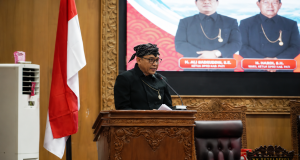 Kado Hari Jadi ke-703, Chandra Bawa Penghargaan untuk Kabupaten Pati Plt Bupati Pati Risma Ardhi Chandra.