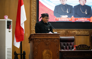 Kado Hari Jadi ke-703, Chandra Bawa Penghargaan untuk Kabupaten Pati Plt Bupati Pati Risma Ardhi Chandra.