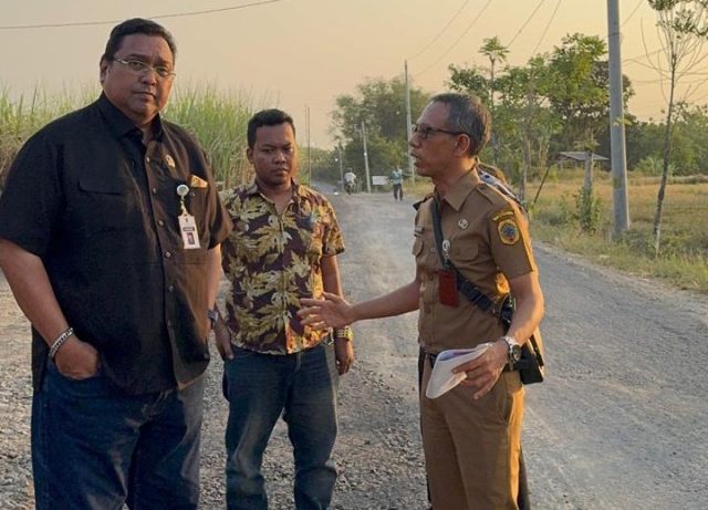 Ketua Komisi C DPRD Pati, Joni Kurnianto melakukan inspeksi mendadak (sidak) terhadap progres pembangunan Jalan Tegalarum–Tegalwero pada Senin (3/8/2026)