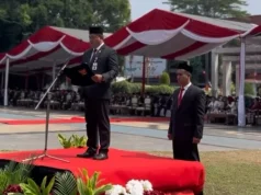 Bacakan Pembukaan UUD 1945, Ketua DPRD Pati Ajak Warga Lanjutkan Perjuangan Pahlawan Ketua DPRD Kabupaten Pati, Ali Badrudin membaca UUD 1945 upacara peringatan HUT RI ke-81 di Alun-Alun Simpang Lima Pati