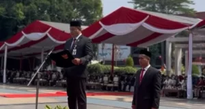 Bacakan Pembukaan UUD 1945, Ketua DPRD Pati Ajak Warga Lanjutkan Perjuangan Pahlawan Ketua DPRD Kabupaten Pati, Ali Badrudin membaca UUD 1945 upacara peringatan HUT RI ke-81 di Alun-Alun Simpang Lima Pati