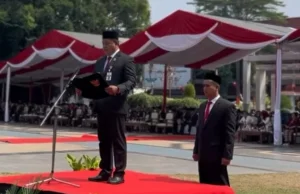 Bacakan Pembukaan UUD 1945, Ketua DPRD Pati Ajak Warga Lanjutkan Perjuangan Pahlawan Ketua DPRD Kabupaten Pati, Ali Badrudin membaca UUD 1945 upacara peringatan HUT RI ke-81 di Alun-Alun Simpang Lima Pati