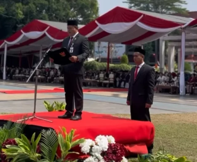 Ketua DPRD Kabupaten Pati, Ali Badrudin membaca UUD 1945 upacara peringatan HUT RI ke-81 di Alun-Alun Simpang Lima Pati Ketua DPRD Kabupaten Pati, Ali Badrudin membaca UUD 1945 upacara peringatan HUT RI ke-81 di Alun-Alun Simpang Lima Pati