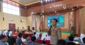 Cerdas Bermedia di Era AI, Polres Ngawi Edukasi 150 Siswa SMKN 2 Ngawi Foto: Kabag SDM Polres Ngawi Kompol Budi Cahyono, S.Sos., M.A.P., memberikan edukasi Paham AI kepada 150 siswa SMKN 2 Ngawi.