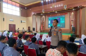 Cerdas Bermedia di Era AI, Polres Ngawi Edukasi 150 Siswa SMKN 2 Ngawi Foto: Kabag SDM Polres Ngawi Kompol Budi Cahyono, S.Sos., M.A.P., memberikan edukasi Paham AI kepada 150 siswa SMKN 2 Ngawi.