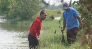 Warga Kandang Panjang Pekalongan Tanam Ratusan Bibit Mangrove