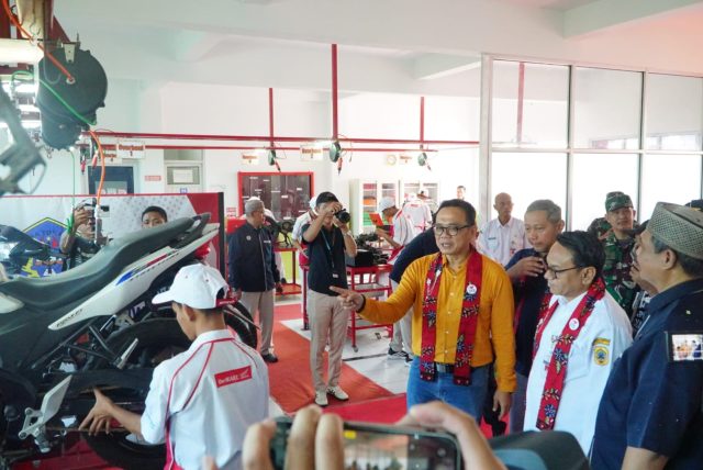 Pelaksana Tugas (Plt) Bupati Pati Risma Ardhi Chandra, saat menghadiri Peresmian Tempat Uji Kompetensi (TUK) Astra Honda Motor di Kampus 3 SMK Bhina Tunas Bhakti Juwana Pelaksana Tugas (Plt) Bupati Pati Risma Ardhi Chandra, saat menghadiri Peresmian Tempat Uji Kompetensi (TUK) Astra Honda Motor di Kampus 3 SMK Bhina Tunas Bhakti Juwana