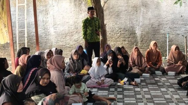 nggota Komisi A DPRD Kabupaten Pati, Karwito, bersama puluhan ibu-ibu warga Dukuh Slempung, Desa Dukuhseti, Kecamatan Dukuhseti nggota Komisi A DPRD Kabupaten Pati, Karwito, bersama puluhan ibu-ibu warga Dukuh Slempung, Desa Dukuhseti, Kecamatan Dukuhseti