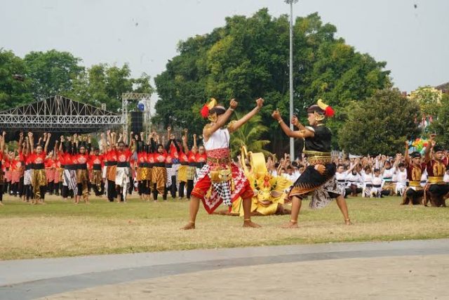 Pertunjukan Tari Kolosal 1.000 pelajar tingkat SD dan SMP se-Kabupaten Pati yang digelar pada Minggu (23/8/2026) dan berlangsung di Alun-Alun Simpang Lima Pati Pertunjukan Tari Kolosal 1.000 pelajar tingkat SD dan SMP se-Kabupaten Pati yang digelar pada Minggu (23/8/2026) dan berlangsung di Alun-Alun Simpang Lima Pati