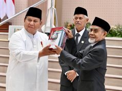 Presiden Prabowo Terima Mushaf Al-Qur’an Gontor dan Buku “Gontor untuk Indonesia”