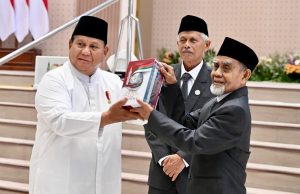 Presiden Prabowo Terima Mushaf Al-Qur’an Gontor dan Buku “Gontor untuk Indonesia”