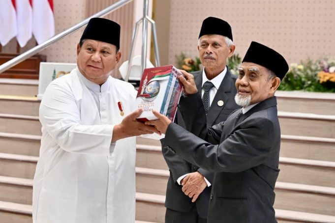 Presiden Prabowo Terima Mushaf Al-Qur’an Gontor dan Buku “Gontor untuk Indonesia”