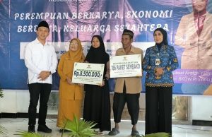 Sukses Lindungi Pekerja Migran, Pemkab Kendal Raih Penghargaan Desa Migran EMAS