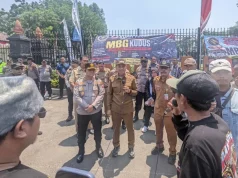 Tuntut Moratorium MBG, Warga Geruduk Kantor Bupati Kudus hingga Masuk Ruang Kerja Orang Nomor Satu