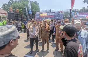 Tuntut Moratorium MBG, Warga Geruduk Kantor Bupati Kudus hingga Masuk Ruang Kerja Orang Nomor Satu