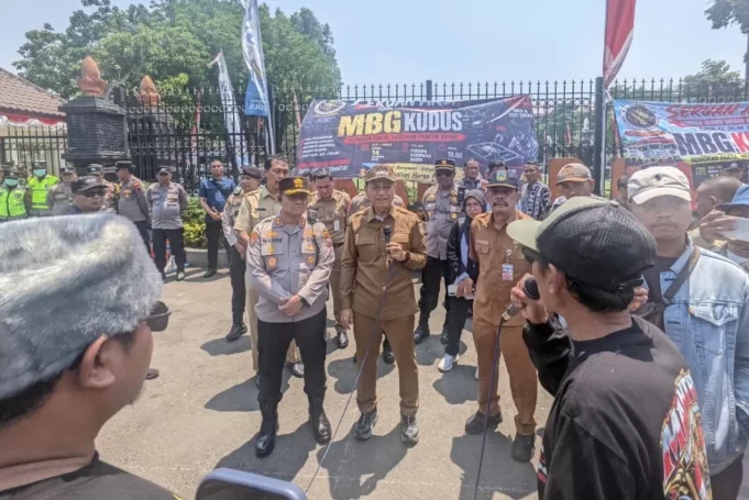 Tuntut Moratorium MBG, Warga Geruduk Kantor Bupati Kudus hingga Masuk Ruang Kerja Orang Nomor Satu