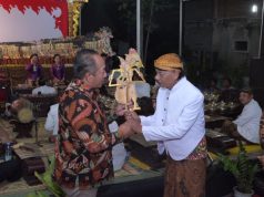 Bupati Rober: Wayang Kulit Harus Terus Diwariskan ke Generasi Muda