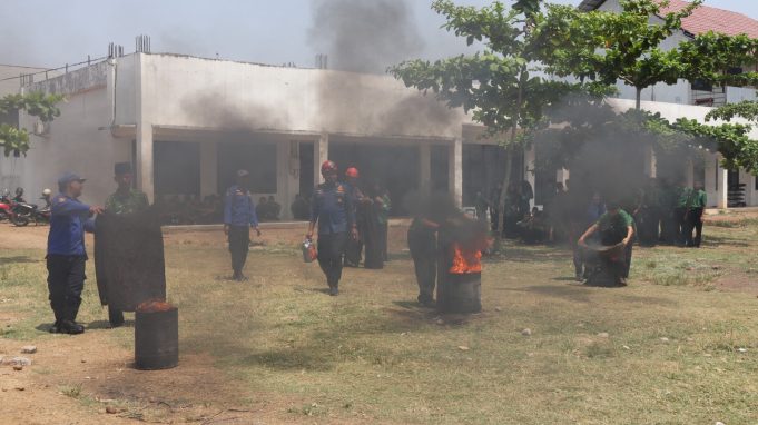 Simulasi Kebakaran di SMK Syafi’i Akrom Pekalongan, Calon Teknisi Otomotif Dilatih Hadapi Api Sejak Dini